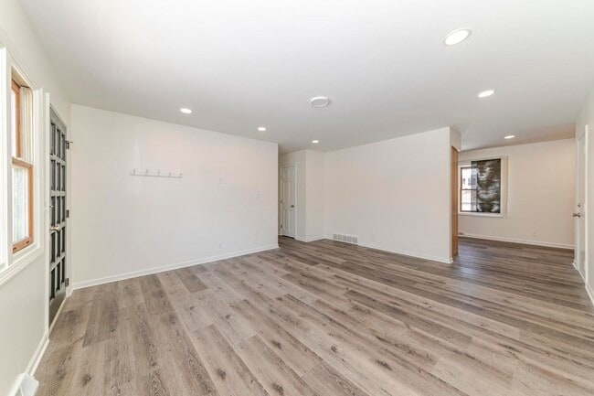 Building Photo - 1008 S 10th Ave