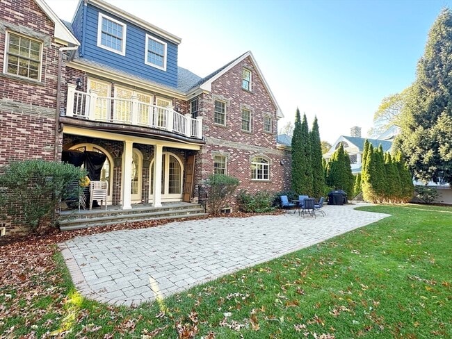 Building Photo - 66 Forest Ave