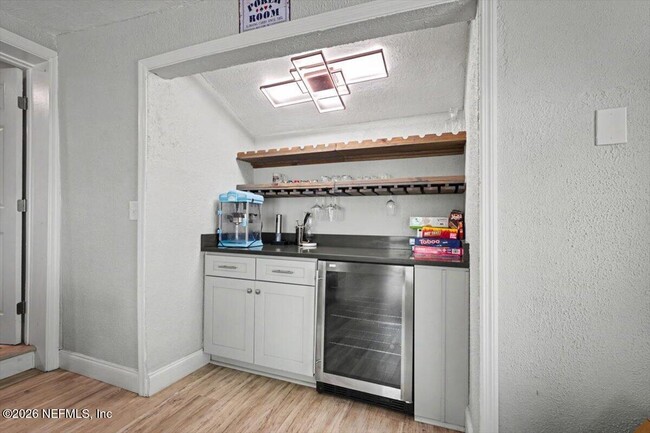 Building Photo - 719 S Shores Rd