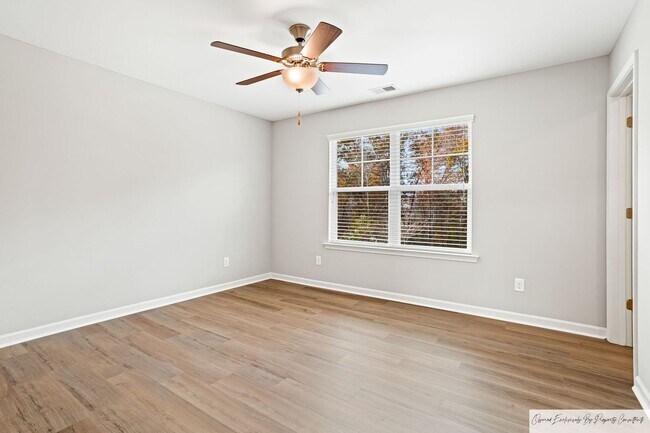 Building Photo - RESORT LIVING IN DESIRABLE SALUDA RIVER CLUB