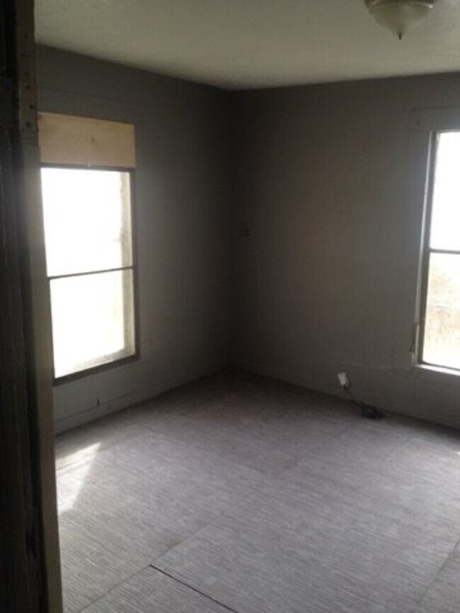 Building Photo - **AVAILABLE NOW**3 Bedroom / 2 Bathroom Ho...