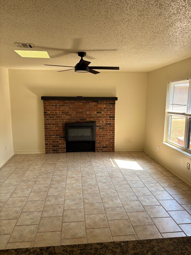 Building Photo - 1020 N Turtle Creek Dr