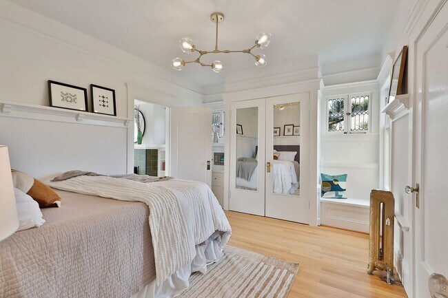 Building Photo - Cole Valley: Bright Top Floor Unfurnished 1 Bed 1 Bath with Garage Parking