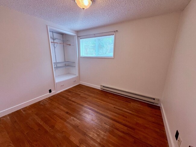 Building Photo - Spacious three bedroom rambler in Shoreline!