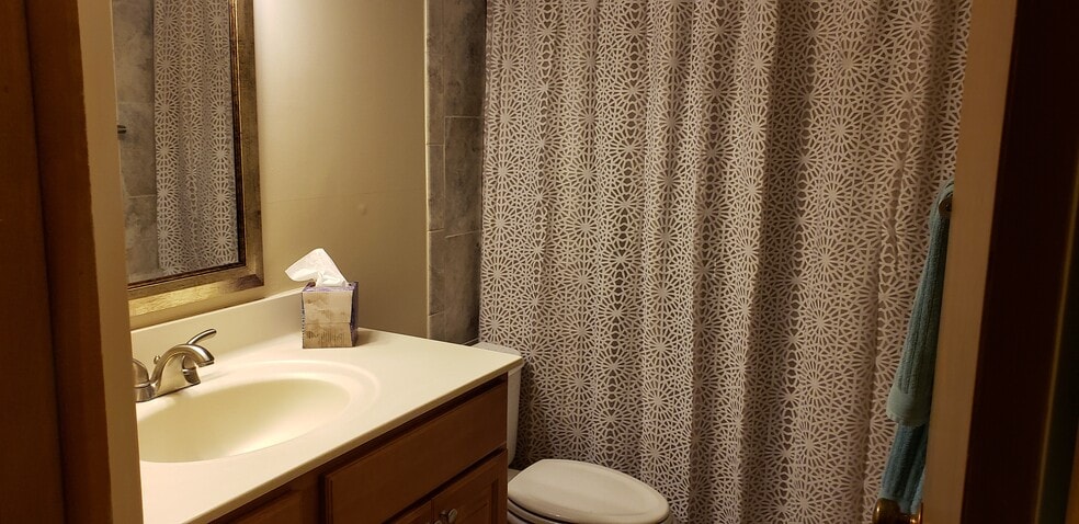 Full Bath - 410 6th Ave SW