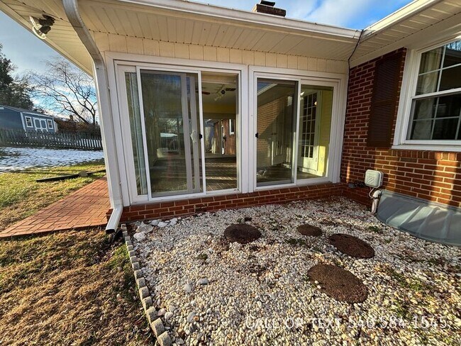 Building Photo - 136 Grimes St