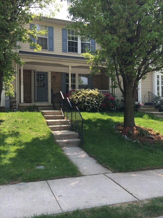 Building Photo - Generous 2 Bedroom Townhome in Baltimore!