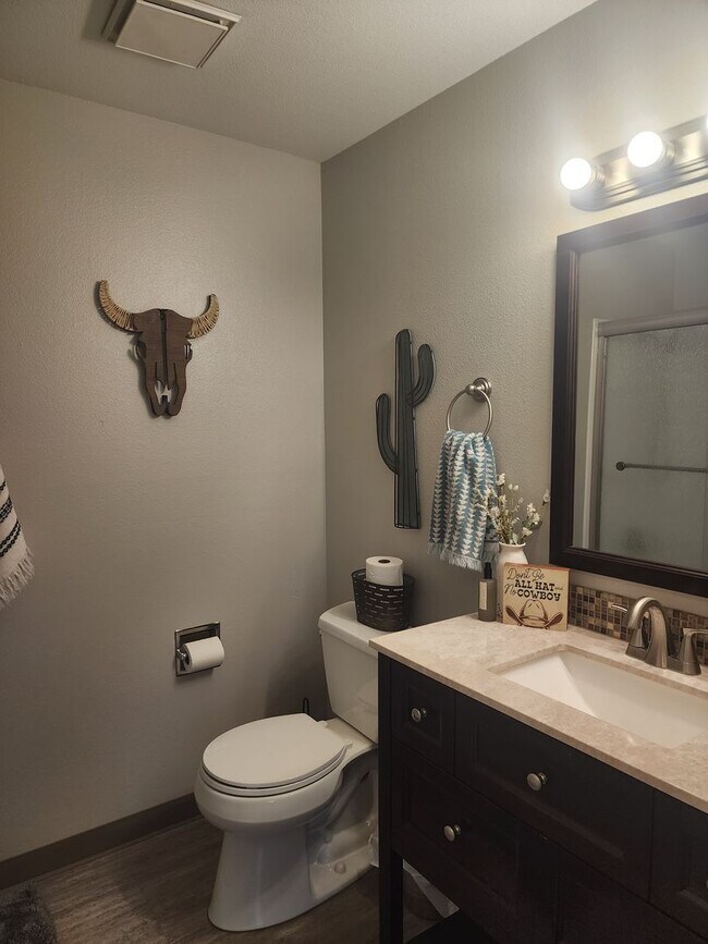 Building Photo - Pet Friendly, Single-Level, Attractively Updated Home in NE Newberg
