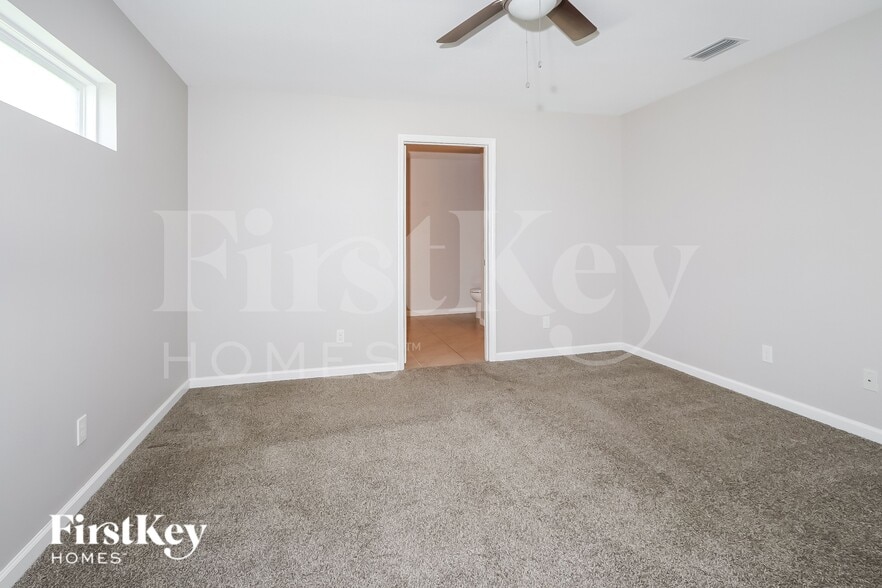 Building Photo - 820 SW Thrift Ave