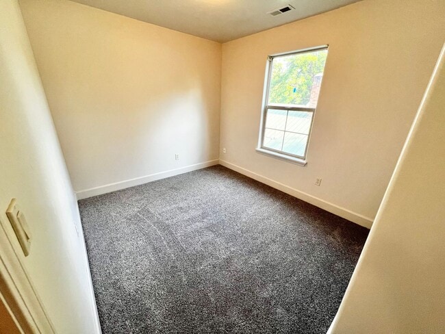 Building Photo - Coming Soon: 3BR/2Baths Steps from BSU, the Greenbelt, and Downtown!