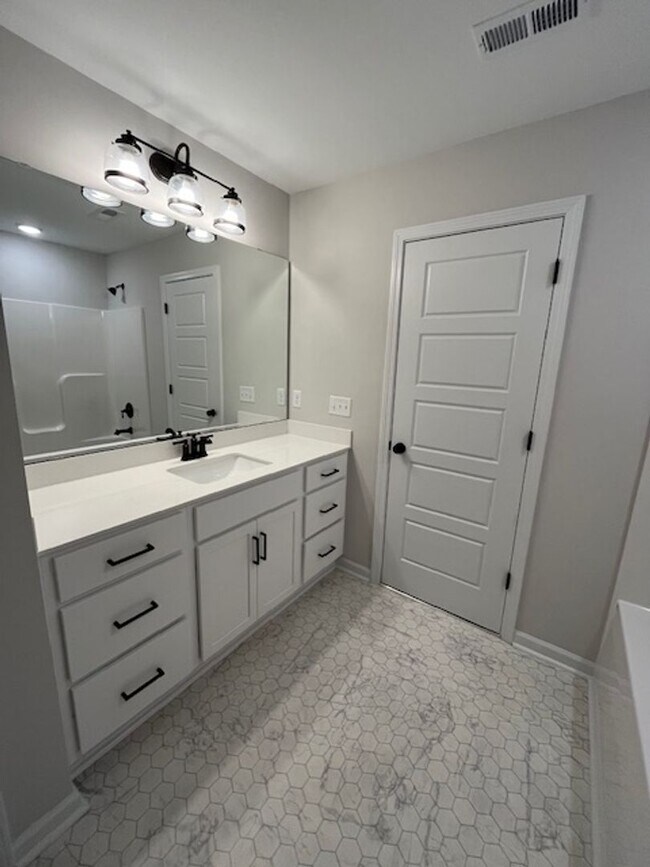 Building Photo - Perfect Paramount Point Property!