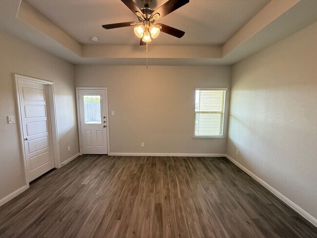 Building Photo - 3bd 2ba Prime Location