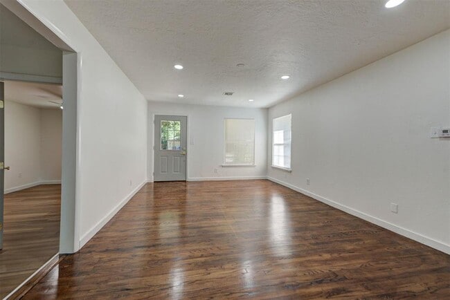 Building Photo - 1202 Windsor Way