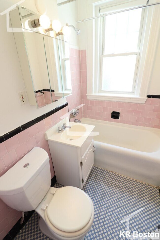Building Photo - Beautiful 1Br/1Bth apartment! Heat/Hot Water inc.  Must see!