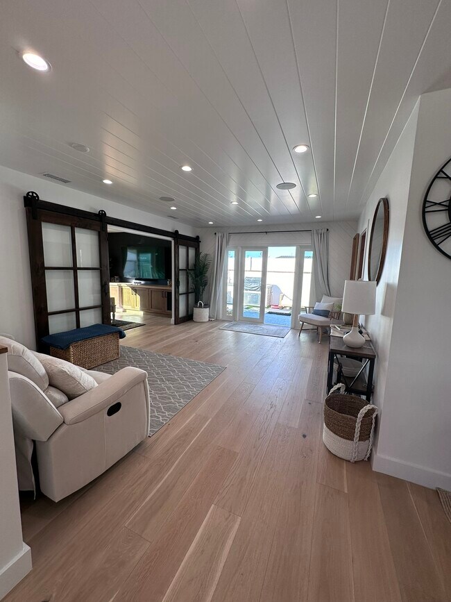 Building Photo - 2055 W 185th St