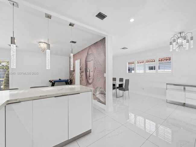 Building Photo - 6951 Miami Lakeway S