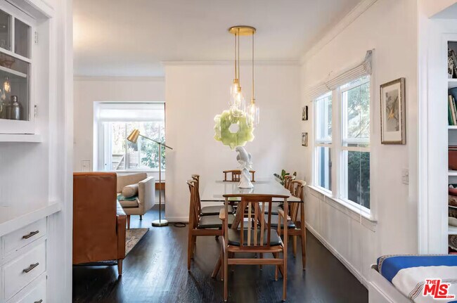 Building Photo - 829 Superba Ave