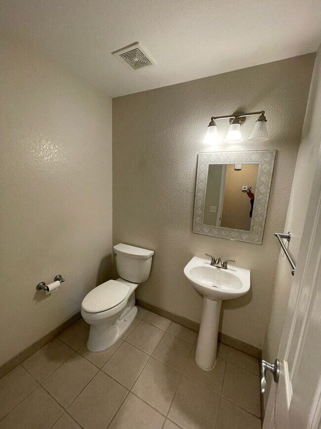 Building Photo - Lovely 2BD/1.5 BA Broomfield Townhome - Av...