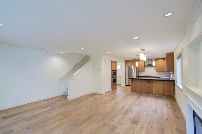 Building Photo - 2Bd/1.5Ba Seattle Townhouse