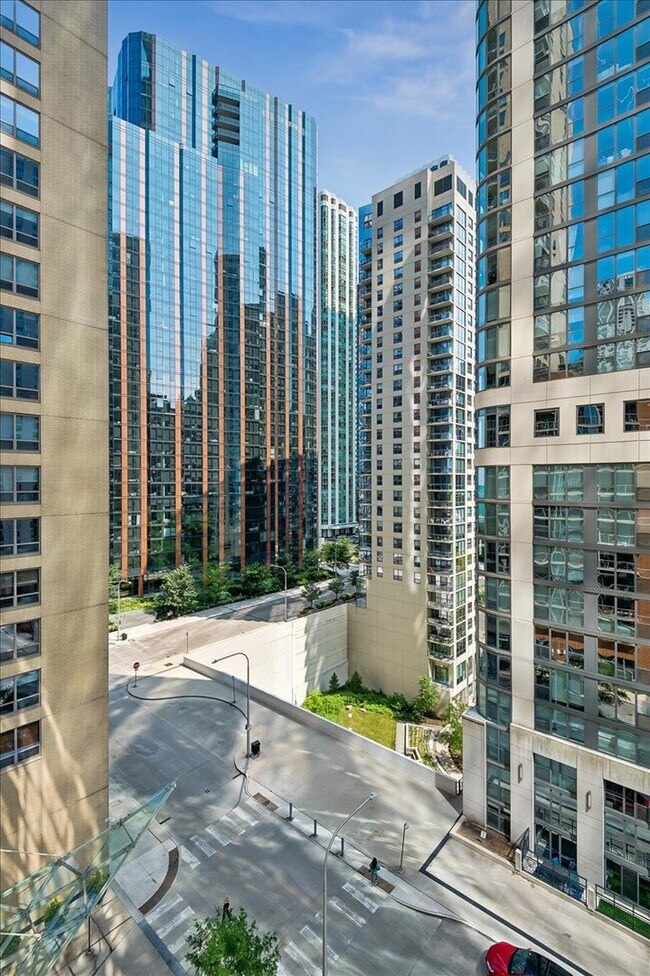 Building Photo - 420 E Waterside Dr