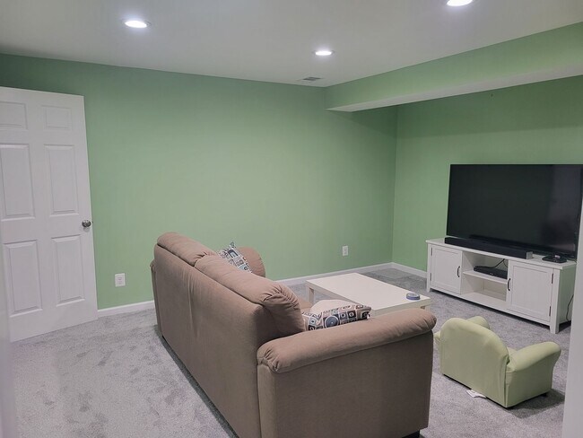 Building Photo - Gorgeous 4,000sqft  5-bed 3.5-bath Home near Chantilly Economic corridor