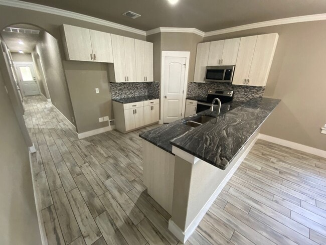 Building Photo - Located 1 Mile from IH 35/ No Carpet / Tons of Upgrades /  Turf Grass in Front Yard / Fenced in B...