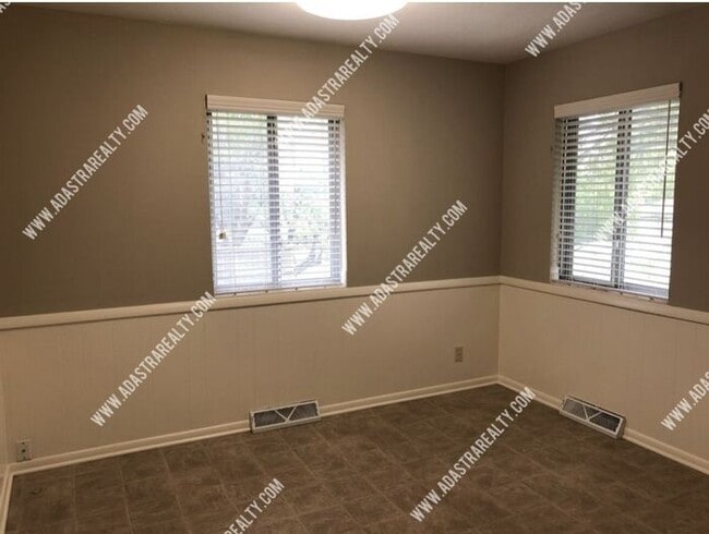 Building Photo - Beautiful Spacious Duplex in Paola-Available in MAY!!!