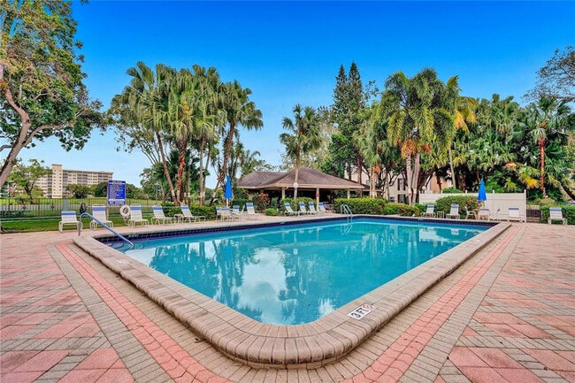 Building Photo - 3051 S Palm Aire Dr