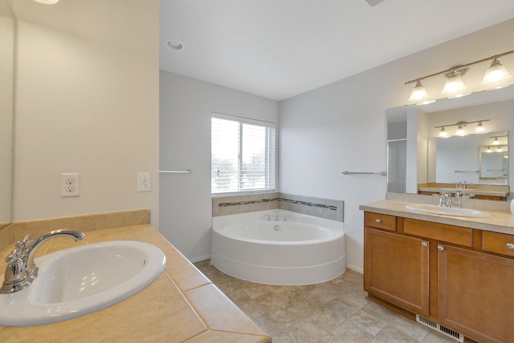 Building Photo - 5202 S 214th Way