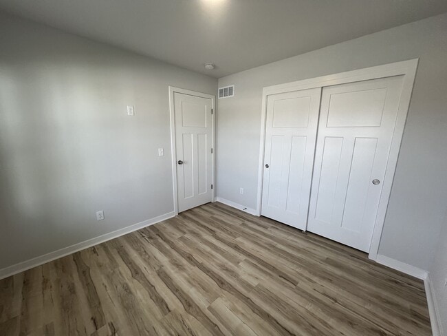 Building Photo - W219N16241 Primrose Ct