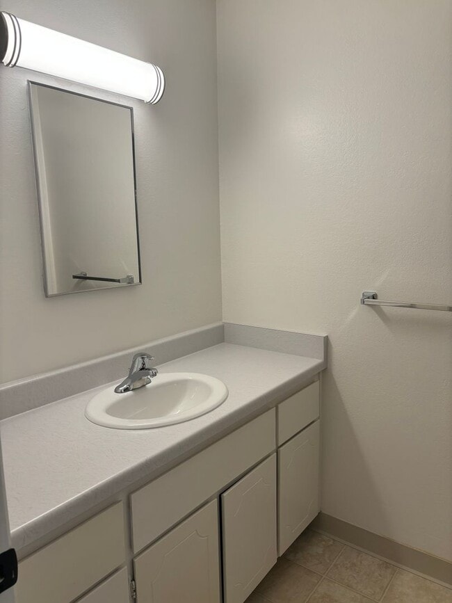 Building Photo - Clean 2 bedroom 1 bath