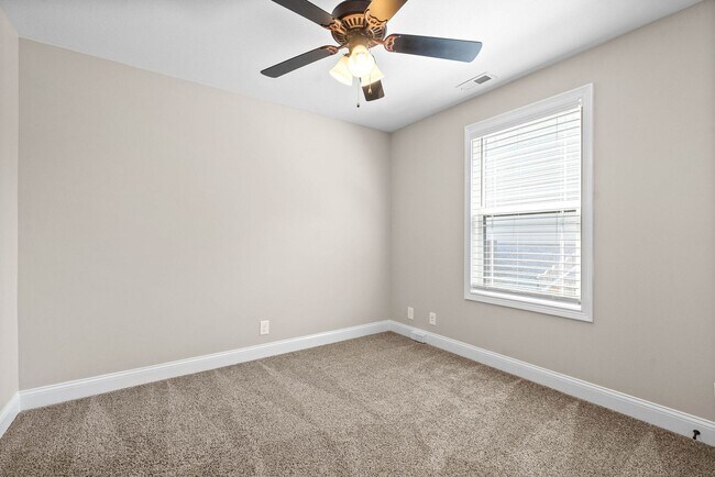 Building Photo - Pet Friendly Three Bedroom!