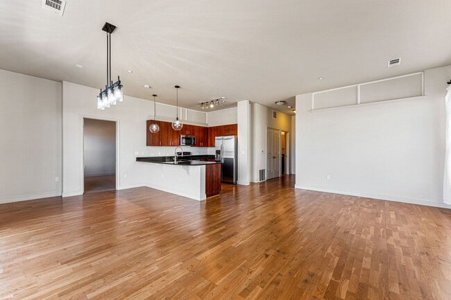 Building Photo - Penthouse level Condo in Greenwood Village!