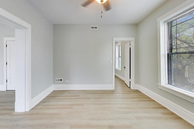 Building Photo - 2114 W Byron St