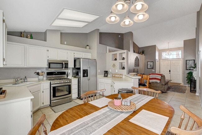Building Photo - Fully Furnished 1-Story Home for Rent in t...