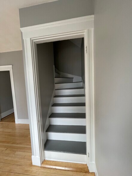 Foyer to 3rd Floor - 47 Pearl St