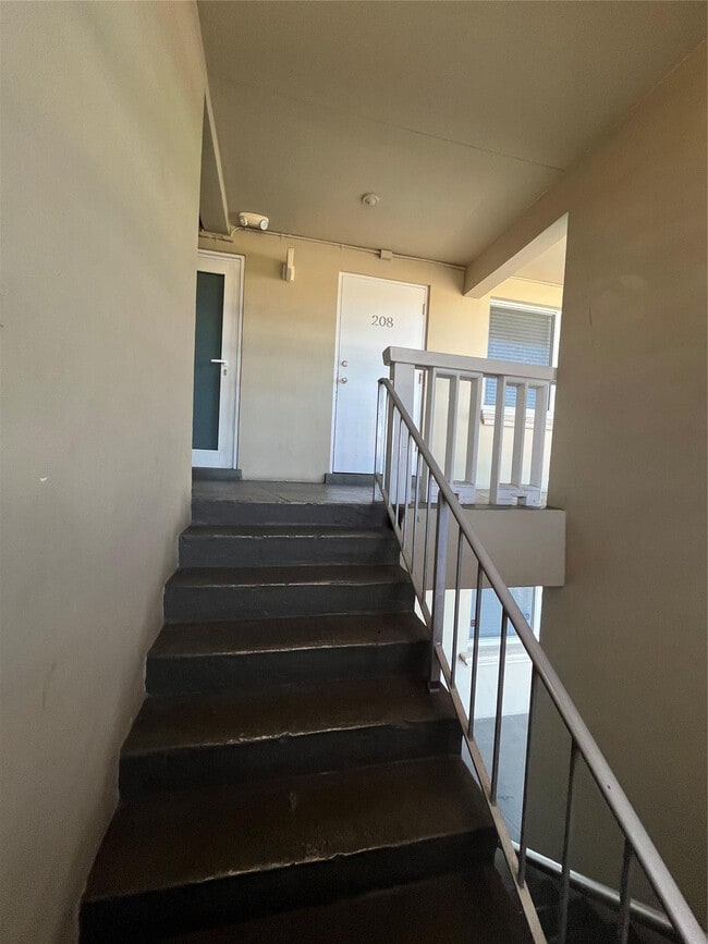 Building Photo - 2020 NE 56th St