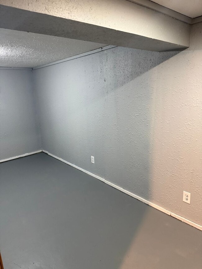 Building Photo - Move in Ready!