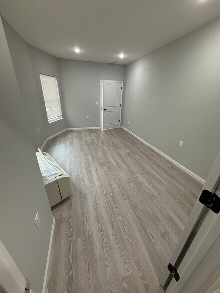 Building Photo - 456 Ellison St