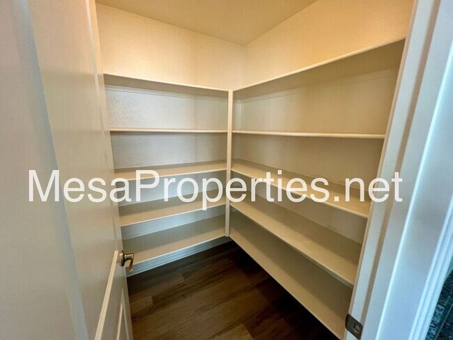 Building Photo - 127 Macintosh Way