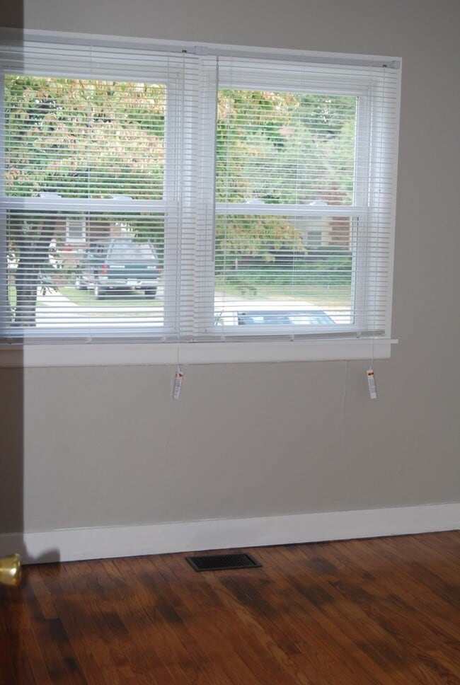 Building Photo - 868 Clarks Ln