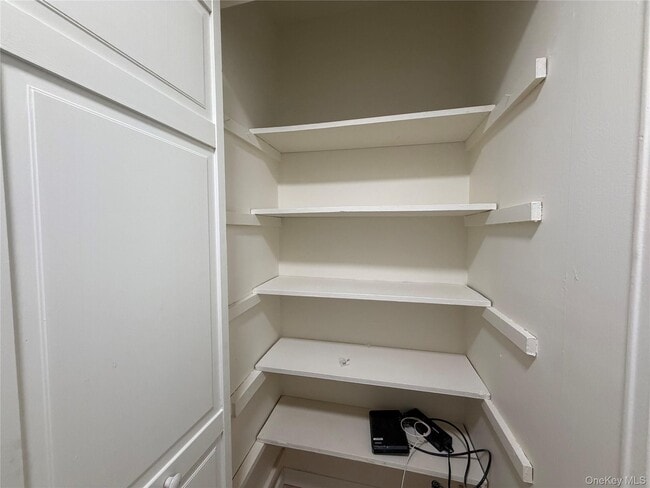 Building Photo - 2 Colonial Dr