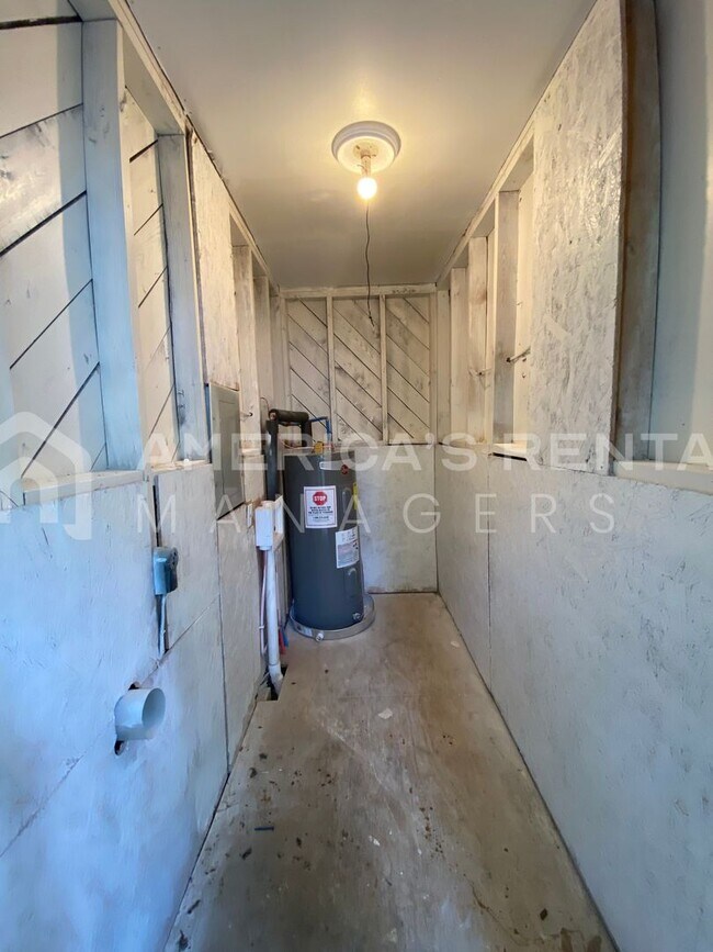 Building Photo - 828 Vanderbilt St
