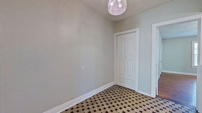 Building Photo - Cozy Upstairs Retreat in Prime San Marco Location!