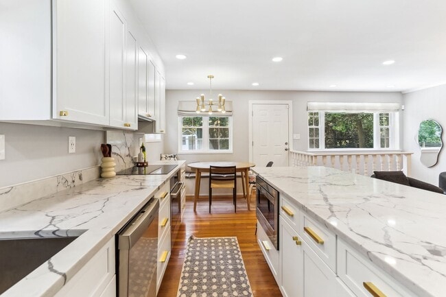 Building Photo - Lovely 3br/3ba home minutes from Downtown ...