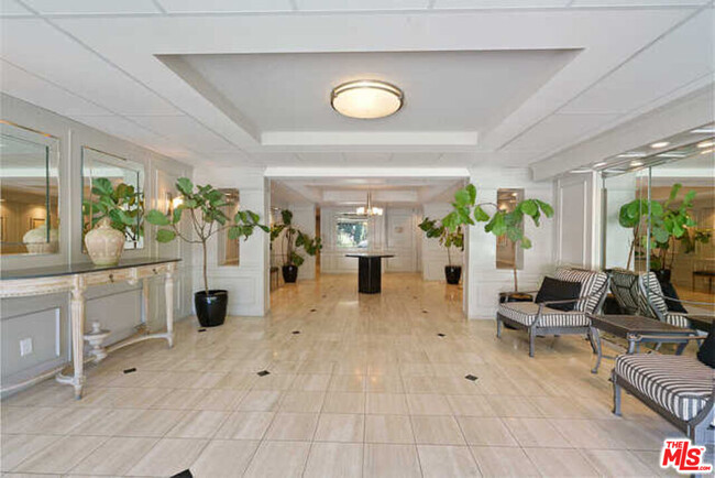 Building Photo - 906 N Doheny Dr