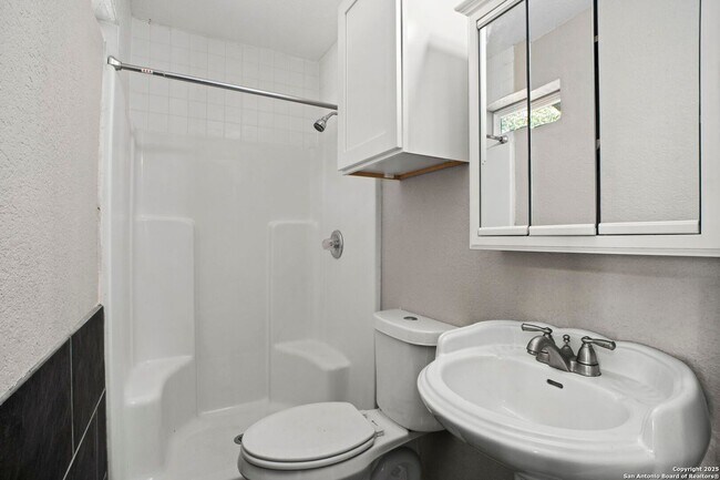 Building Photo - Well-Maintained 3-Bedroom Home – Ideal for Students & Professionals!