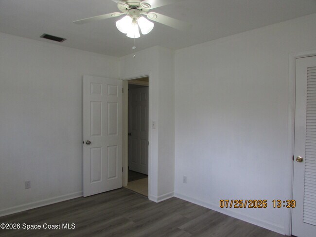 Building Photo - 211 W Laila Dr