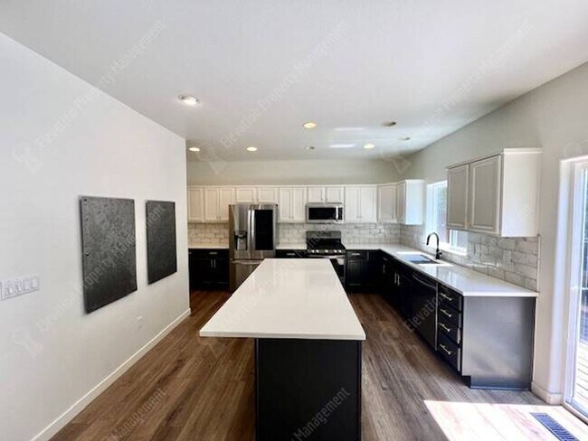 Building Photo - Beautifully updated 3 BR on west side of Bend