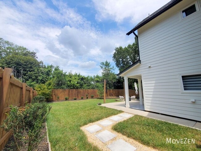 Building Photo - 5018 Double Lakes Dr